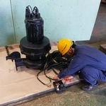 　下水道ポンプを点検する富士電機製作所の社員＝２０２５年１０月、兵庫県芦屋市（ＪＲ西日本提供）