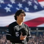 　試合前のセレモニーで、米国国歌を聞くホワイトソックス・村上＝シカゴ（共同）