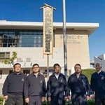 　大相撲九州場所の開催を知らせる「御免札」を設置した片男波親方（中央）ら＝８日、福岡国際センター