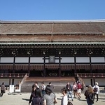 　秋の特別公開が始まった京都御所の紫宸殿＝８日午前、京都市上京区