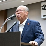 　被団協の全国都道府県代表者会議であいさつする田中重光代表委員＝８日午前、東京都千代田区