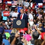 　７日、米テキサス州サンアントニオで演説するトランプ大統領（共同）