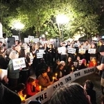 　イスラム組織ハマスの奇襲による犠牲者を追悼するユダヤ系団体の集会参加者ら＝７日、米ニューヨーク・マンハッタン（共同）