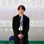 　母校のイベントに登壇したフィギュアスケート男子の鍵山優真＝８日、横浜市の六角橋中
