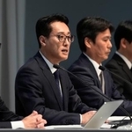 　記者会見するプルデンシャル生命保険の得丸博充社長（左から２人目）ら＝８日午後、東京都内