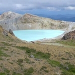 　草津白根山の湯釜火口＝２０１３年８月、群馬県草津町