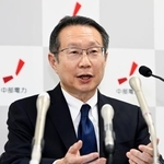 　就任記者会見をする中部電力の安井稔社長＝８日午後、名古屋市