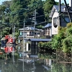 　台風２５号の影響で川の沿岸の盛り土が崩れ、浸水が長期化している千葉県酒々井町の宅地＝８日午後