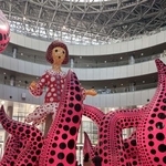 　東京・台場のテレコムセンタービルに展示されている草間弥生さんの巨大バルーン作品＝８日