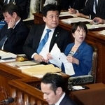 　衆院本会議に臨む高市首相（奥右）と代表質問に答弁する簗農相（手前）＝８日午後