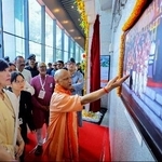 　飾られた写真を見る安倍昭恵さん（左から２人目）＝７日、インド・バラナシ（アディティヤナート州首相のＸから、共同）