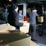 　ビール大手の価格カルテル疑惑で、関係先として捜索した業界団体「ビール酒造組合」から段ボールを運び出す公正取引委員会の担当者ら＝８日未明、東京都中央区