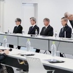 　笹子トンネル天井板崩落事故の遺族説明会で、遺族に頭を下げる中日本高速道路の縄田社長（右端）＝８日午後、東京都八王子市