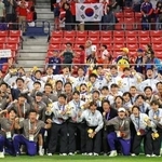 　愛知・名古屋アジア大会で優勝し、記念撮影する韓国のサッカー男子代表の選手ら＝３日、愛知県豊田市（聯合＝共同）