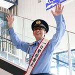 　宮城県警塩釜署の一日署長に就任し、イベントで手を振る山寺宏一さん＝８日午後、宮城県利府町