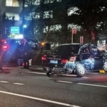 　東京・霞が関の外務省前で起きた衝突事故で壊れた車両＝８日午後５時５０分ごろ