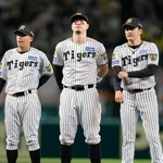 　今季最終戦を終え、セレモニーで整列するプロ野球阪神の佐藤輝明内野手（中央）。４年ぶり９人目の三冠王に輝いた＝８日、甲子園球場