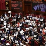 　イタリア下院で選挙法改正案の可決に抗議する議員ら＝８日、ローマ（ＡＰ＝共同）