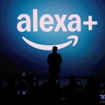 　スクリーンに表示された米アマゾン・コムの「アレクサ・プラス」のロゴ＝２０２５年２月、ニューヨーク（ロイター＝共同）