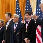 　トランプ米大統領（右端）から国家科学賞を授与されたイーロン・マスク氏（右から４人目）ら＝８日、米ワシントン（ＡＰ＝共同）