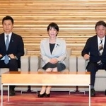 　閣議に臨む高市首相（中央）ら＝９日午前、首相官邸