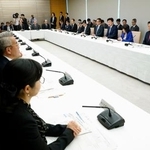 　首相官邸で開かれた、租税特別措置の見直しに関する関係閣僚会議＝９日午前