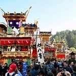　「秋の高山祭」が始まり、参道に並んだ豪華絢爛な屋台＝９日午前、岐阜県高山市