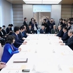 　首相官邸で開かれた、給与関係閣僚会議＝９日午前