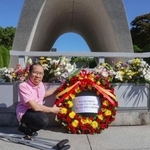 　原爆慰霊碑に献花するグエン・ドクさん＝９日午前、広島市の平和記念公園
