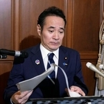 　閣議後記者会見に臨む簗農相＝９日午前、国会