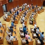 　米政府や米軍への抗議決議と日本政府への意見書を賛成多数で可決した沖縄県議会＝９日午前