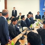 　自民党部会で、鈴木宗男参院議員（左手前から２人目）から叱責を受ける簗農相（奥右から３人目）＝９日午前、東京・永田町の党本部