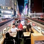 　東京・銀座を走る「すしバス」＝６日
