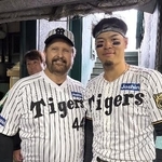 　２０２５年７月、阪神・佐藤（右）と記念写真に納まるランディ・バースさん＝甲子園（本人提供）