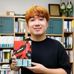 　ノーベル文学賞の受賞が決まったアン・カーソンさんの詩小説「赤の自伝」を手がけた編集者の藤枝大さん＝９日午後、福岡市中央区