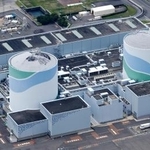 　九州電力川内原発の（左から）１号機、２号機＝２０２４年６月、鹿児島県薩摩川内市