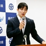 　定例記者会見をする福井県の石田嵩人知事＝９日午前、福井県庁