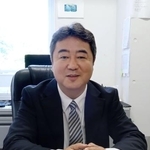 　ノーベル化学賞に決まったそ合憲三・東京理科大名誉教授との思い出を語る川崎常臣教授＝９日午前、東京都新宿区