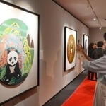　パンダの漆芸作品を撮影する人＝９日午後、東京都文京区