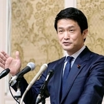 　記者会見する民主改革の会の小川代表＝９日午前、国会