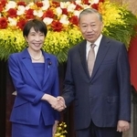 　５月、ベトナムのトー・ラム共産党書記長兼国家主席（右）と握手する高市首相＝ハノイ（共同）