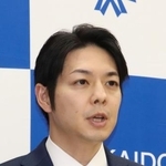 　記者会見する北海道の鈴木直道知事＝９日午後、北海道庁