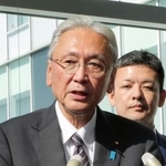 　記者団の取材に応じる日本台湾友好議員連盟の古屋圭司会長＝９日午後、羽田空港