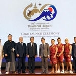 　日本とタイの修好１４０年記念ロゴの前で関係者らと写真に納まる日本相撲協会の八角理事長（左から４人目）＝９日、バンコク（共同）