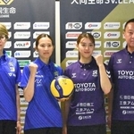 　バンコクでのＳＶリーグ女子開幕戦を前に記者会見でポーズをとる（左から）ＳＡＧＡ久光の中田久美監督、栄絵里香主将、Ａ愛知の佐藤彩乃主将、酒井新悟監督＝９日、バンコク（共同）