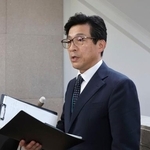 　保育園の虐待認定事案について説明する佐賀県の大草昭雄男女参画・こども局長＝９日午後、佐賀県庁