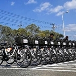 　ＪＲ内房線の長浦駅に並ぶ自転車＝９日、千葉県袖ケ浦市（シナネンモビリティＰＬＵＳ提供）