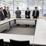 　２０１０年５月、外務省で拉致被害者家族会の横田早紀江さん（左端）らと面会するナバネセム・ピレイ国連人権高等弁務官（右端）