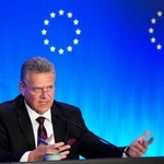 　記者会見で質問に答える、ＥＵの通商担当閣僚に当たるシェフチョビッチ欧州委員＝９日、北京（共同）