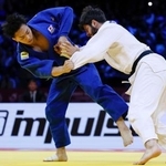 　男子１００キロ級決勝　イリア・スラマニゼ（右）を攻める新井道大。敗れて銀メダルに終わった＝バクー（共同）